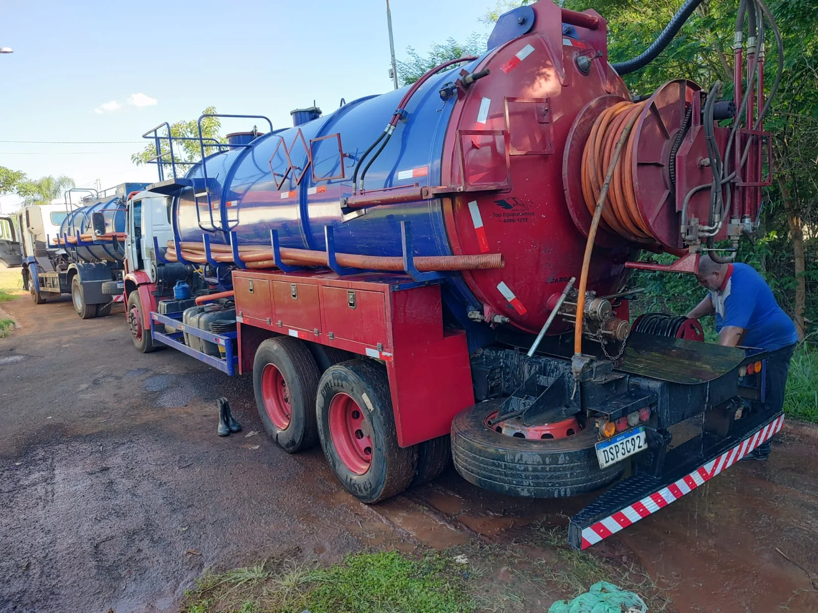 Caminhão da Desentupidora fazendo desentupindo com qualidade